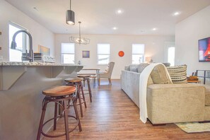 Flat-screen TV, offices - Razorblock North - 1 mi from DT - 3 blocks to UofA (Fayetteville)