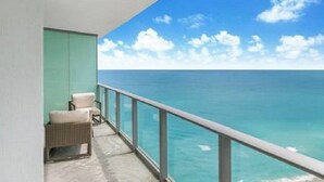 A balcony with a view of the ocean. - Hide Ocean Resort (Hollywood)