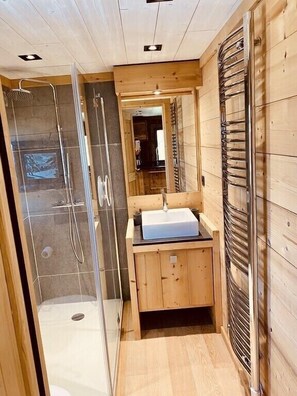 Shower, hair dryer, towels - COQUET CHALET 2 PAS DES PISTES ET COMMERCES AUX ANGLES-8 PERS-Parking (Les Angles)