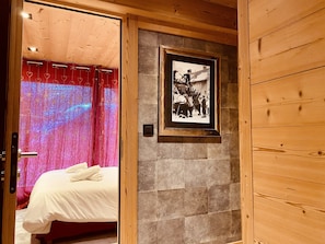 4 bedrooms, iron/ironing board, travel cot, free WiFi - COQUET CHALET 2 PAS DES PISTES ET COMMERCES AUX ANGLES-8 PERS-Parking (Les Angles)