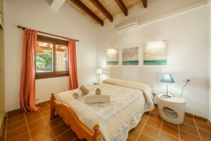 3 soverom, skrivebord, strykejern/-brett og reiseseng for barn