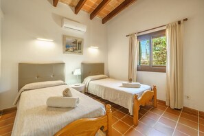 3 quartos, ferros/tábuas de passar roupa, berço de viagem