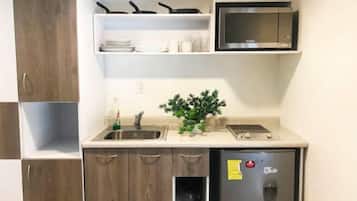 Refrigerador, microondas, parrilla de estufa y cafetera y tetera