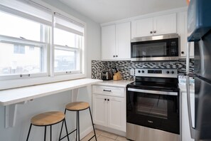 Réfrigérateur, four à micro-ondes, un four, surface de cuisson