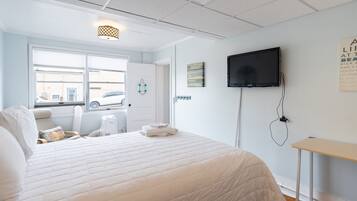 1 bedroom, desk, free WiFi, bed sheets