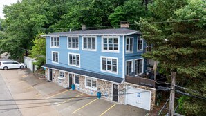 Un bâtiment à deux étages, doté d’un garage, d’un parking et de fondations en pierre.