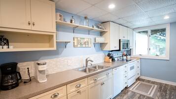 Coffee/tea maker, fridge, microwave, oven