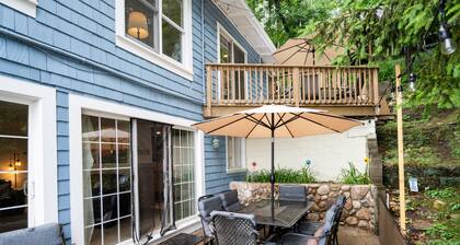 Beach Across St | Walk Downtown | 2BR Sleeps 6