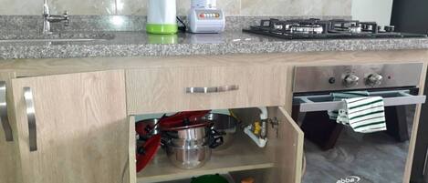 Kühlschrank, Mikrowelle, Ofen, Herdplatte