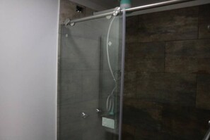 Shower, towels, toilet paper - Beautiful spacious duplex with terrace, Bogotá Airport - Aerocivil. (Fontibón)