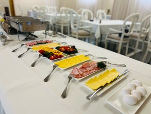 Päivittäinen mannermainen aamiainen (3000 AMD per henkilö)