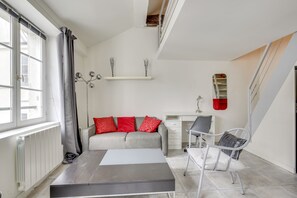 TV - Saint Paul / rue de Sévigné (studio) - ID 417 (Paris)