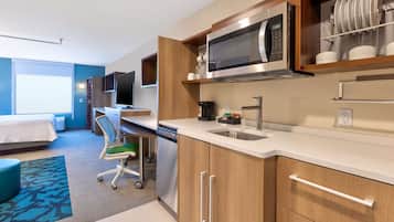 Studio Suite, 1 King Bed, Non Smoking | Private kitchen