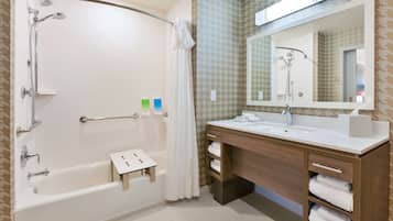 Suite, 2 Tempat Tidur Queen, akses difabel, bathtub | Kamar mandi | Perlengkapan mandi gratis dan pengering rambut