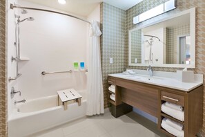 Suite, 2 Queen-Betten, barrierefrei, Badewanne | Badezimmer