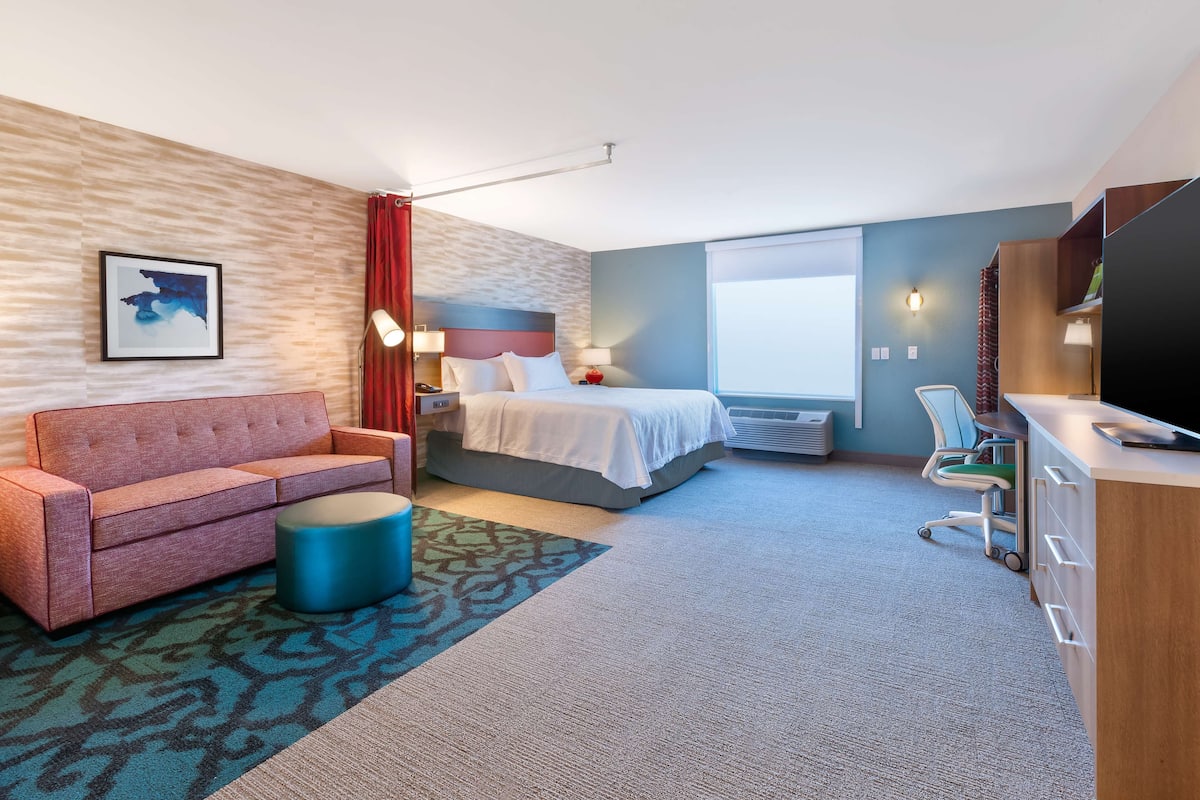 Studio, 1 King Bed, Accessible, Bathtub | Living area