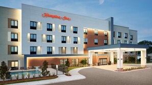 A Hampton Inn hotel with a pool, outdoor seating, and a covered entrance. - Hampton Inn Clewiston (Clewiston)