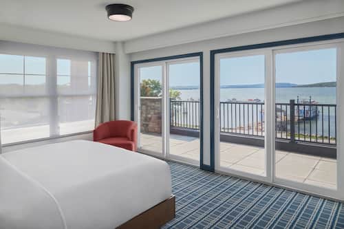 Suite presidencial, 1 cama King size, vista al lago | Ropa de cama de alta calidad y caja de seguridad en la habitación