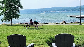 Nära stranden, strandbarer och kajakpaddling