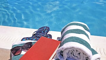 Utomhuspool, öppet 07.00 till 10.00, parasoller och solstolar