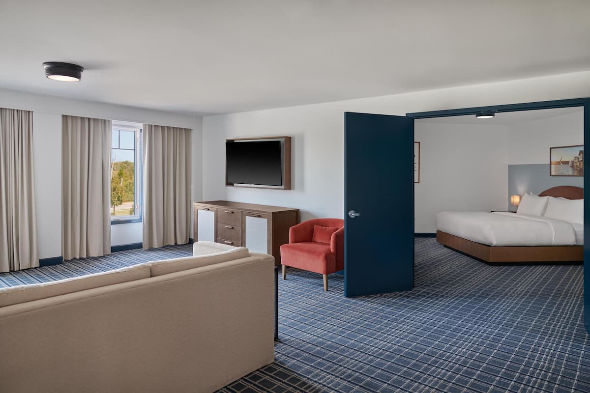 1 bedroom, premium bedding, in-room safe, laptop workspace