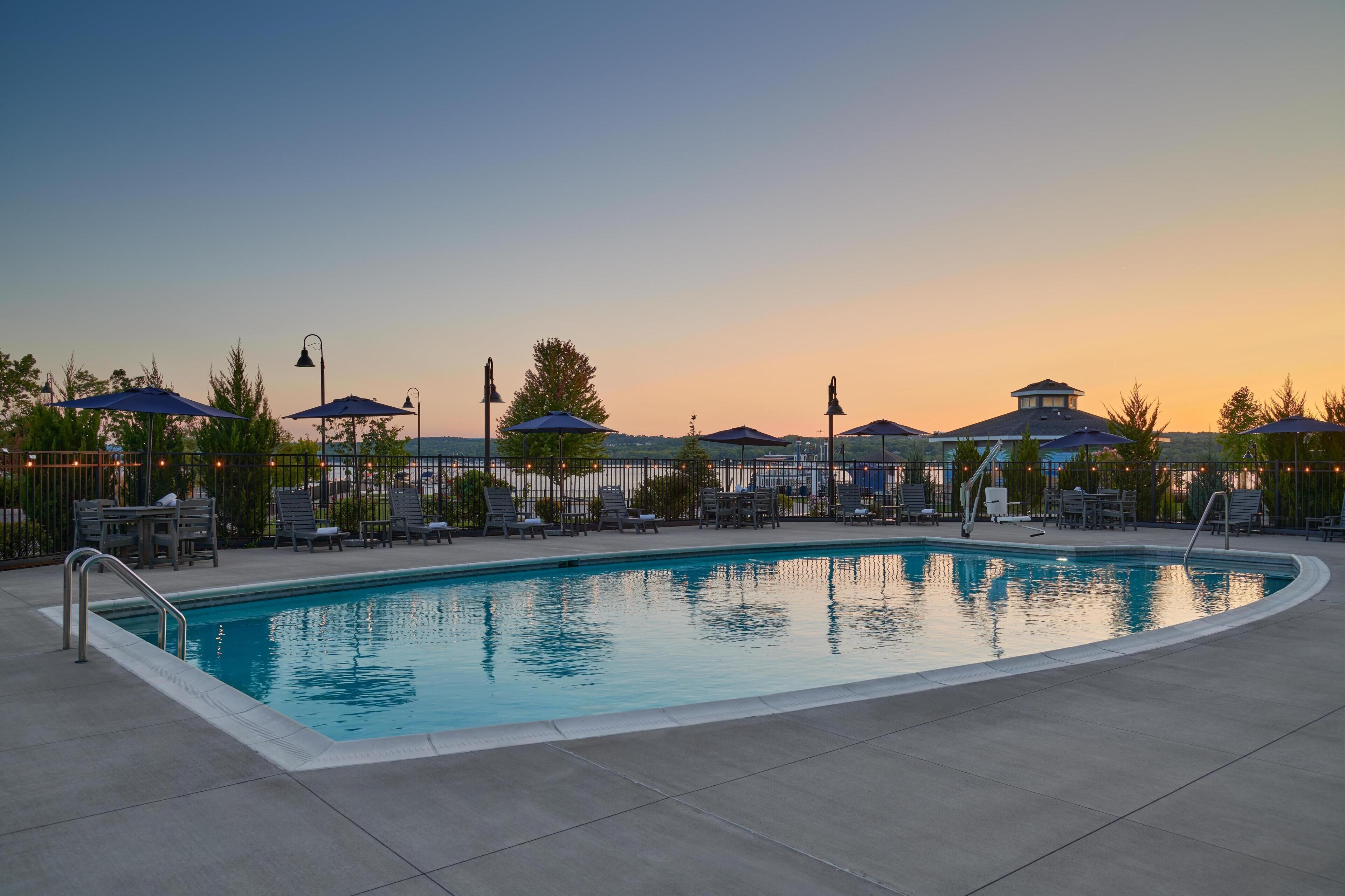 Piscina externa, funciona das 7h às 10h, guarda-sóis, espreguiçadeiras