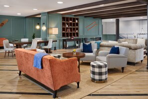 Lobby - Hotel Canandaigua, Tapestry Collection by Hilton (Canandaigua)