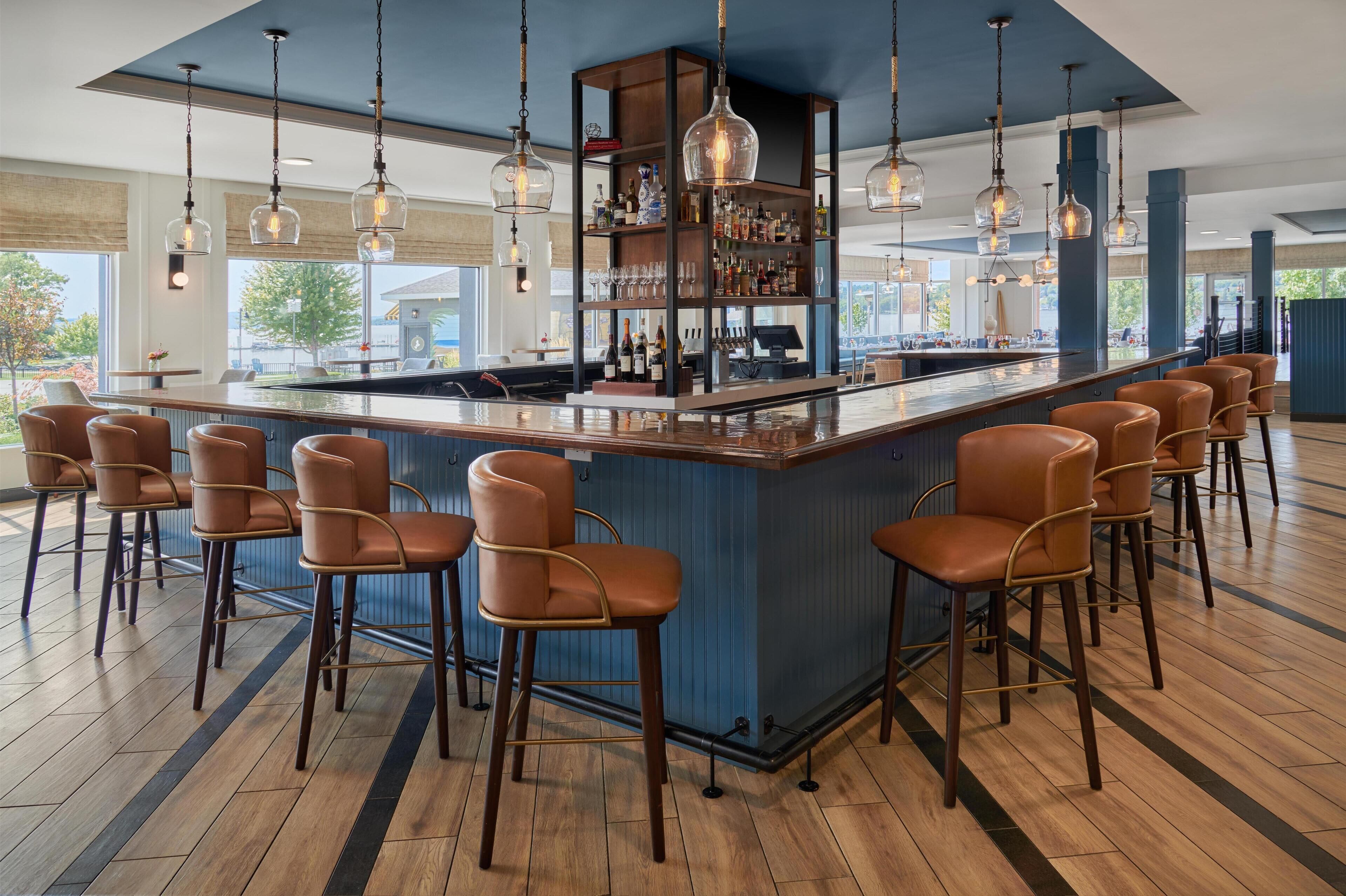 2 bars/lounges