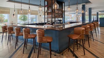 2 bars/lounges