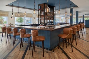 2 bars/lounges