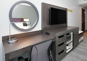 Desk, laptop workspace, blackout drapes, soundproofing - Hampton Inn by Hilton Irvine Spectrum/Lake Forest (Lake Forest)