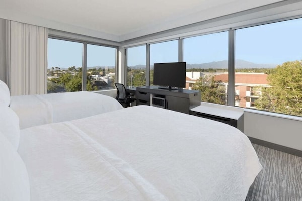 Escriptori, espai de treball apte per a portàtils i cortines opaques