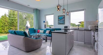 Beautiful private villa for 8 guests with private pool, WIFI, TV, terrace, pets allowed and park...