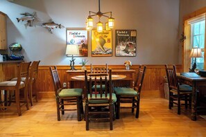 Dining - Little Red River Waterfront Cabin for a perfect fishing getaway! (Heber Springs)