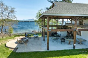 Outdoor dining - 🌟 Newly Renovated Lakeside Haven – Your Premier Retreat! 🏡🌊🚤 (Laconia)
