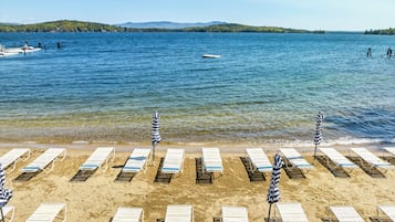Plage, chaises longues