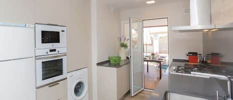 烤箱、洗碗机、餐桌