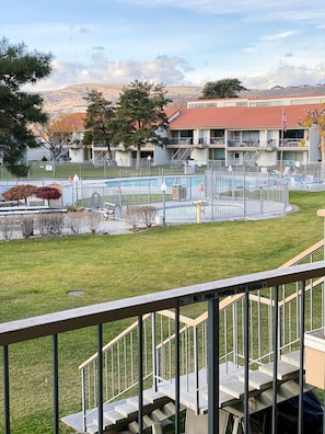 Un hôtel doté d’une piscine, d’un espace extérieur aménagé et offrant une vue sur les montagnes.