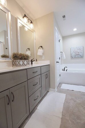 Combined shower/bathtub, hair dryer, towels, soap