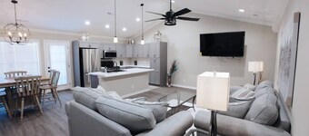 8039 Beautiful *New Construction* 20 mins to UT