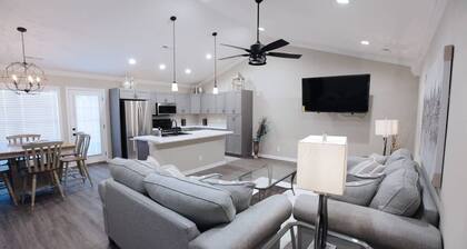 8039 Beautiful *New Construction* 20 mins to UT