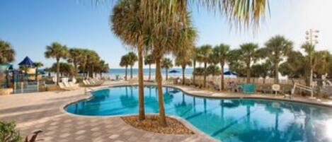 Alberca al aire libre y alberca climatizada