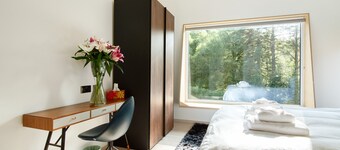 Red Stag chalet. Brand new, 4 bedroom, 4 bathroom, 5 star with free WiFi