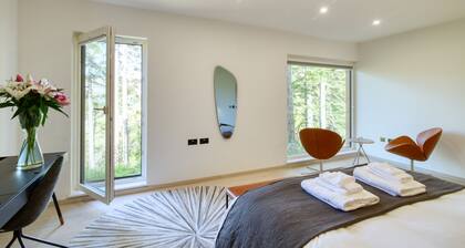 Red Stag chalet. Brand new, 4 bedroom, 4 bathroom, 5 star with free WiFi