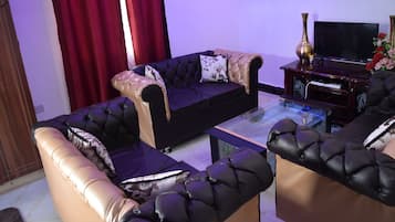 Executive Room | Living room | Flat-screen TV