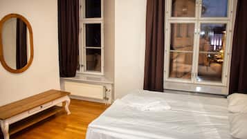 1 habitación, tabla de planchar con plancha, wifi gratis y ropa de cama