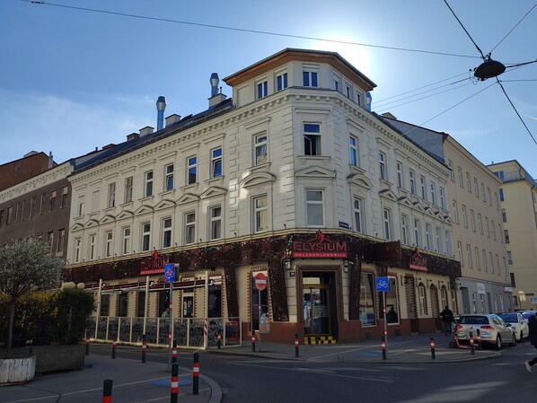 A corner building with a restaurant named 'Elysium' on the ground floor. - Apartment with a rooftop terrace near Reumannplatz (subway) (Favoriten)