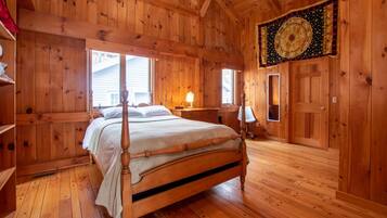 8 bedrooms, iron/ironing board, internet, bed sheets