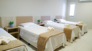 标准四人房 | 迷你吧、笔记本电脑工作区、免费 WiFi、床单