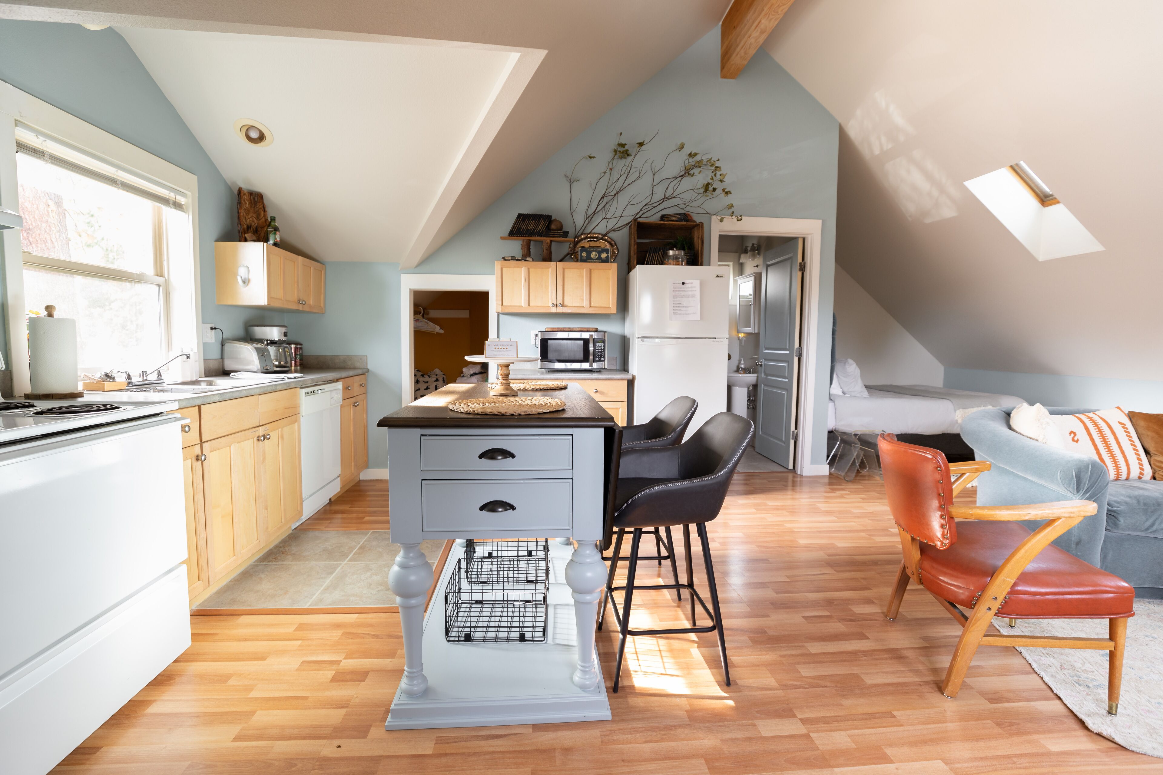 Cozy Studio along Century, Dog Friendly - Walk to Everything!